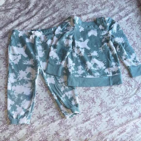 Girl’s 2T Winter Bundle | 13 Items - Picture 2 of 16